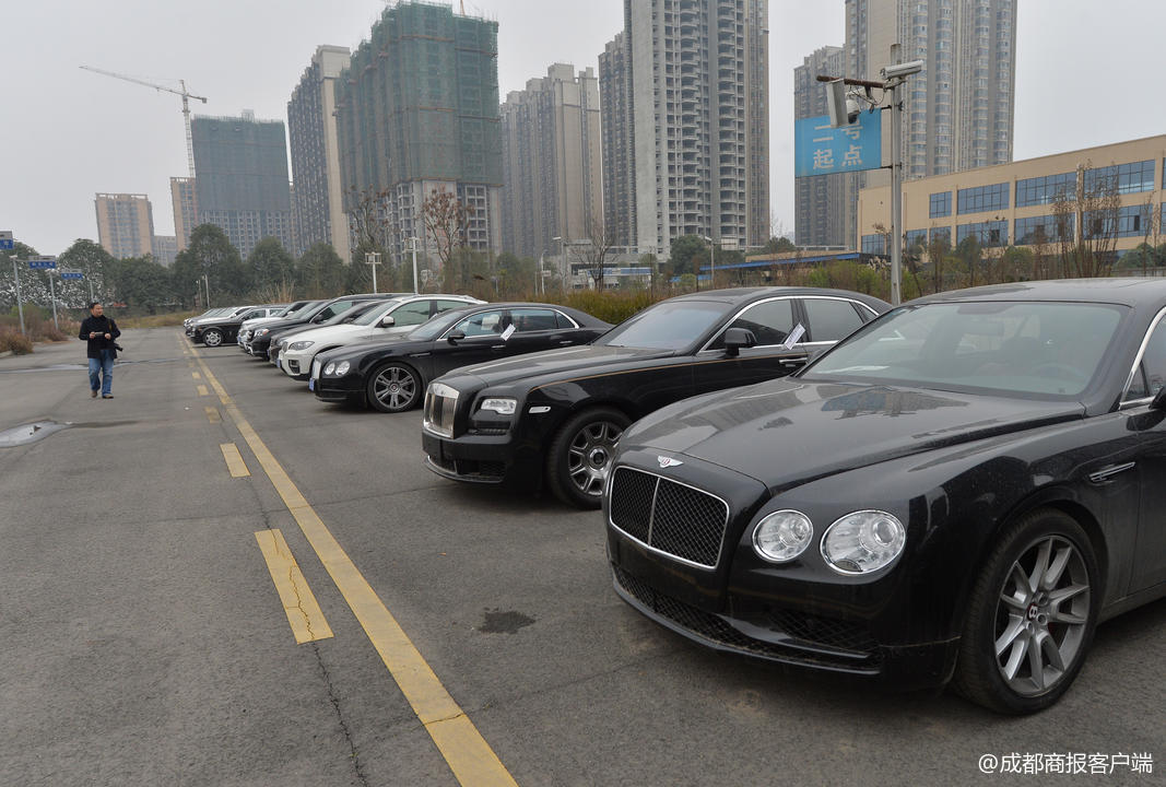 “鑫圆共享”*局骗**：投资30万回报5个亿，一群人拿着银行卡冲上去