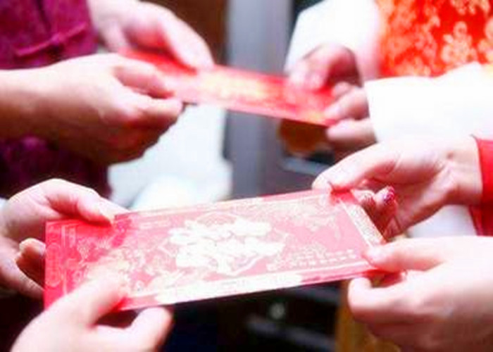 90后员工给老板结婚请柬，老板当面写12个字递回，员工一看傻了眼