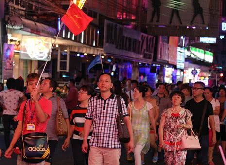 日本游客到泰国买东西,泰国游客抢购中国东西