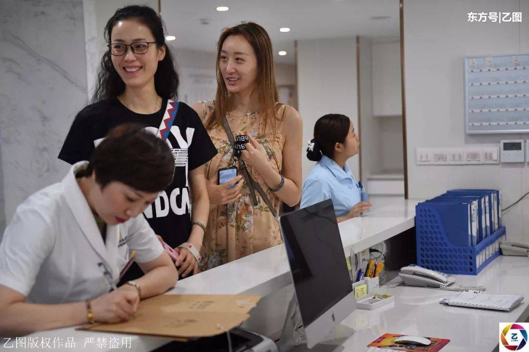 闂鸿湝涓や汉闅嗚兏,闂鸿湝鍚屾椂闅嗚兏