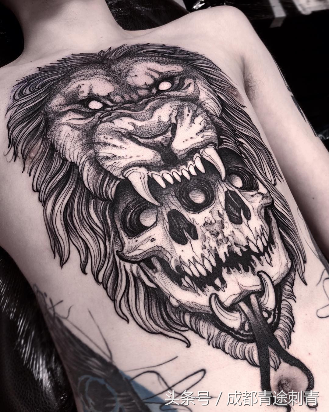 从球场到纹身店，一个差点被足球“耽误”的纹身师