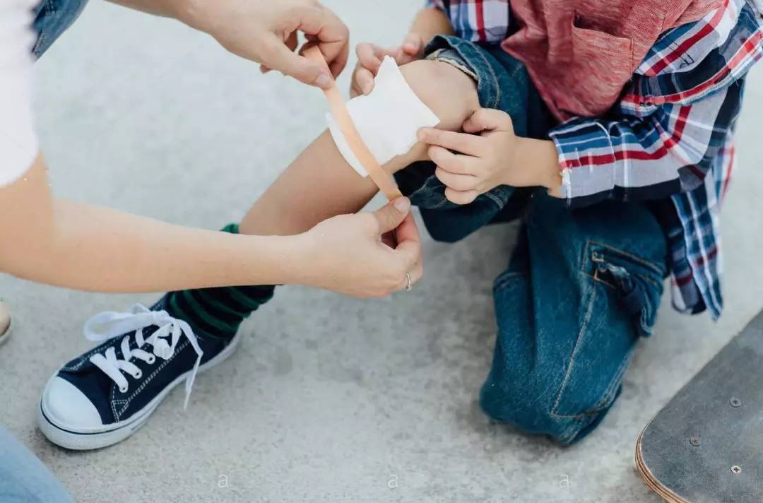 宝贝摔倒了怎么安慰,宝贝摔跤骨折怎么安慰