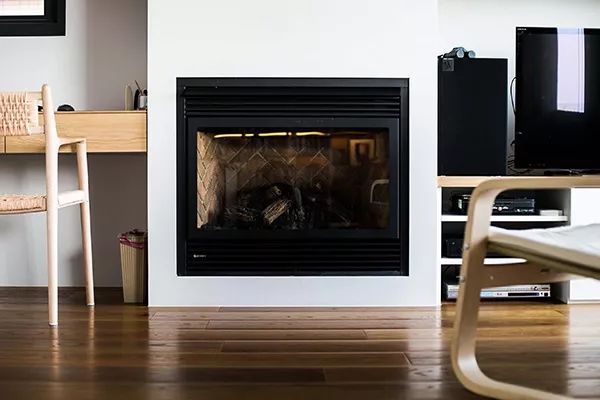 不上班、自由职业、旅行、买买买，她替好多人过上了想要的生活