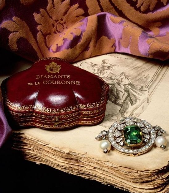 王菲戴的那个1500元回形针不算夸张，蒂芙尼180多年前就在卖镶钻金铅笔了！