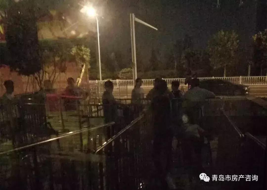 半夜排队的星雨华府可以*款贷**，但是要签一份承诺书……