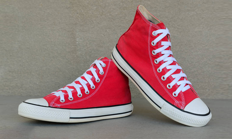 国产的帆布鞋在国外很受欢迎,国货帆布鞋不显logo