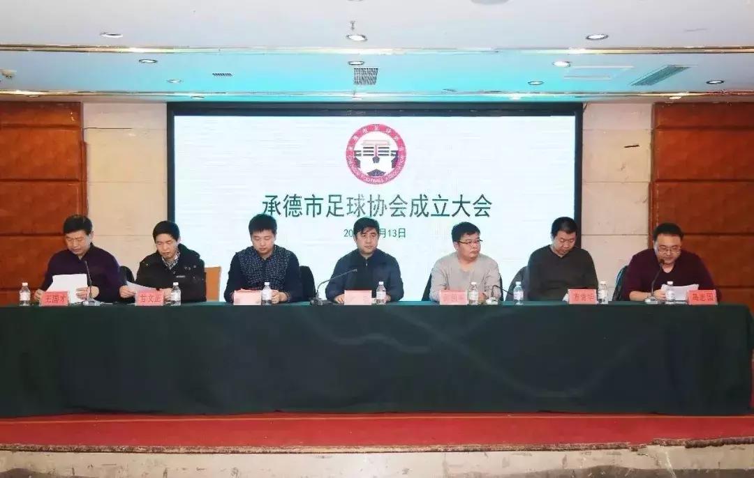 承德大雨中竟有场足球赛，副市长也来看了！