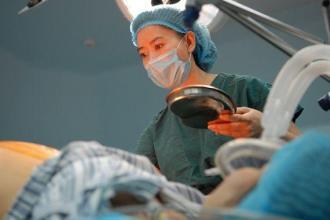 孕妇深夜分娩突然要生了,深夜产房高龄孕妈