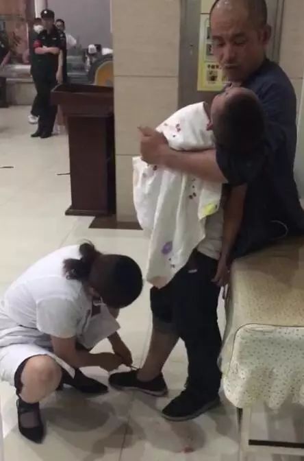 面对满脸血污、全身溃烂的孩子，哈尔滨女医生一个动作温暖了整个朋友圈