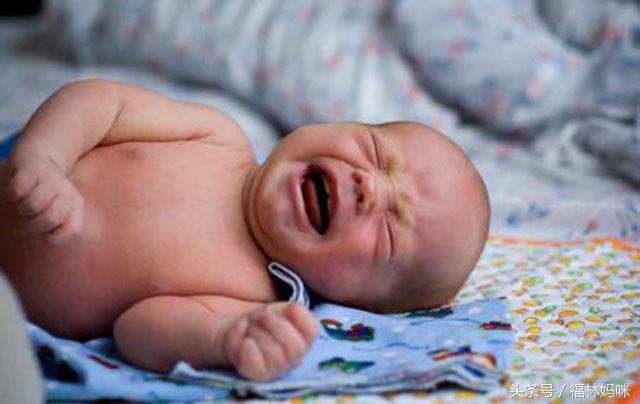 新生儿半夜惊醒哭闹怎么哄都不行,新生儿一到晚上需要安抚才睡觉