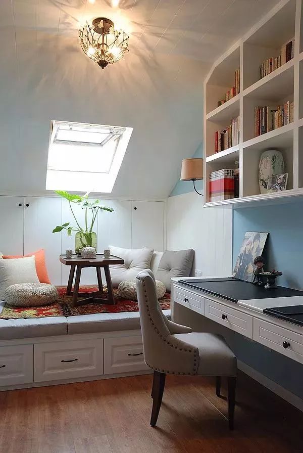 书房有个榻榻米和书柜设计,书房榻榻米的设计底下可以储物