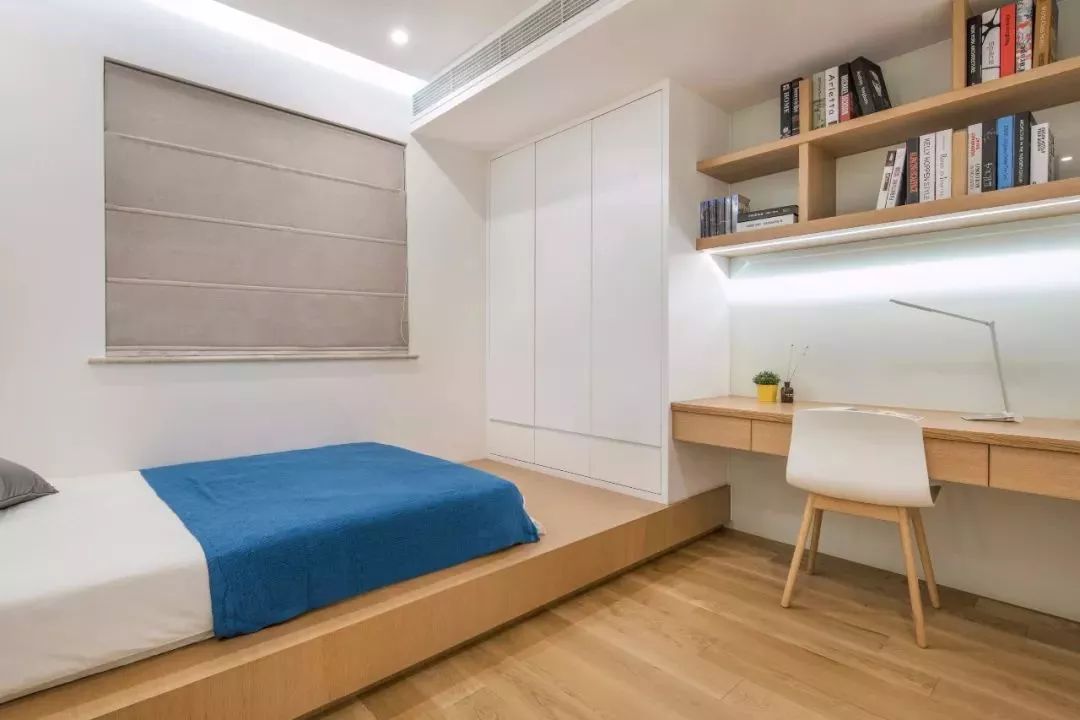 书房有个榻榻米和书柜设计,书房榻榻米的设计底下可以储物