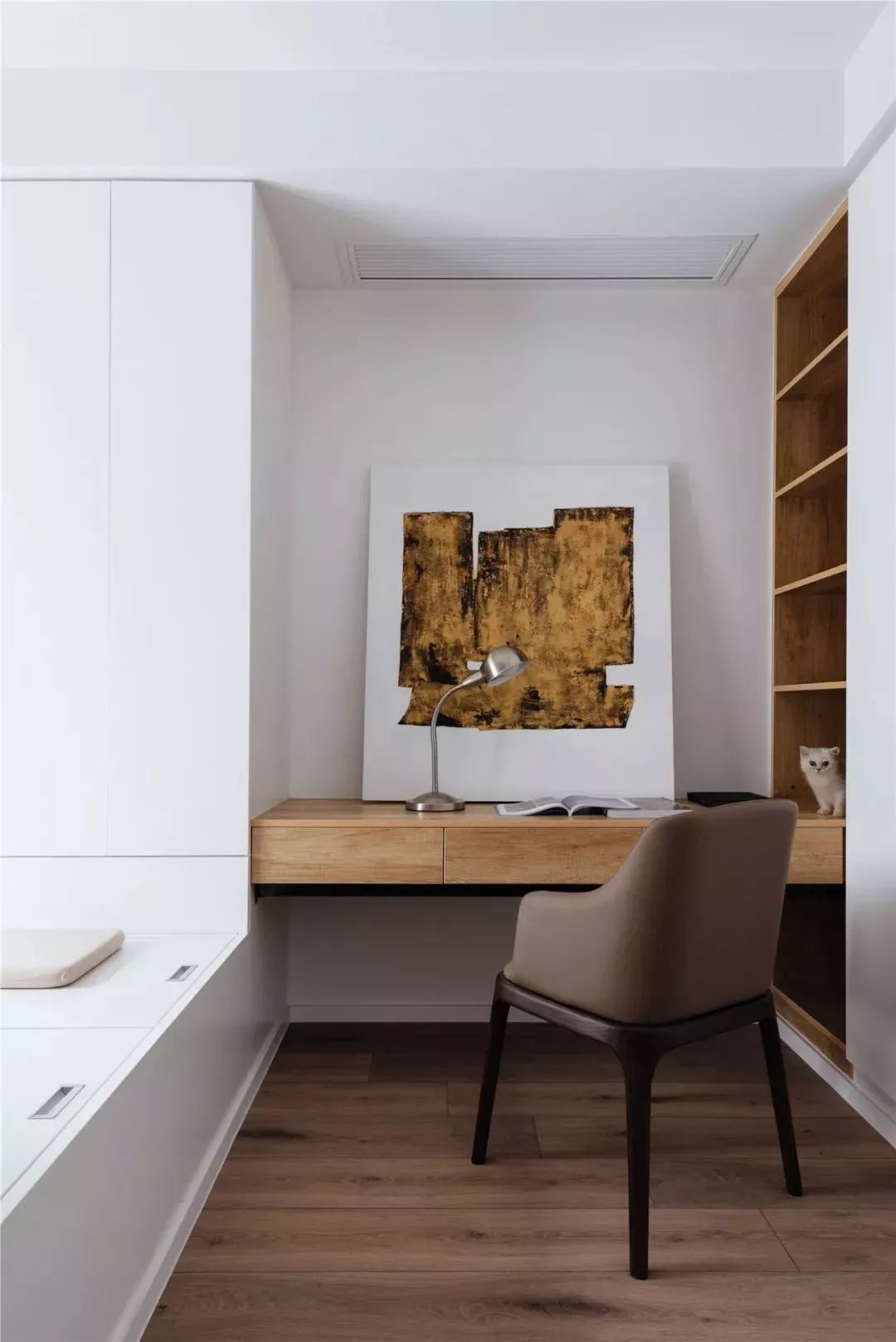 书房有个榻榻米和书柜设计,书房榻榻米的设计底下可以储物