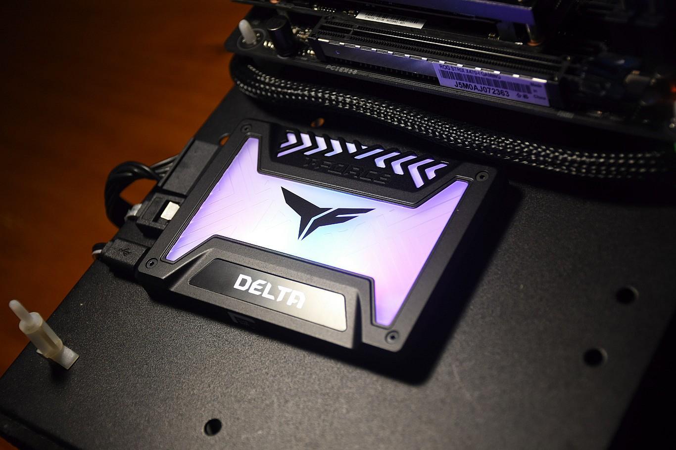 只有CPU不能RGB了！十铨 T-Force Delta RGB 250GB 固态硬盘开箱