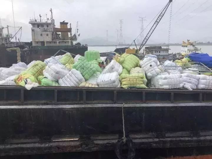 恶心！数百吨韩国人扔掉的旧衣服偷运而来你淘来的名牌货，可能来自太平间……