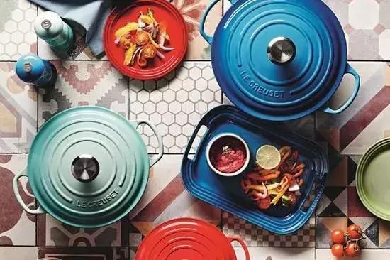 这里有口死沉死沉的铸铁锅麻烦你背下