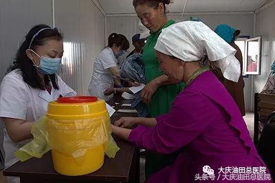 医生鞠躬送别死去病人,义诊庆祝首个中国医师节