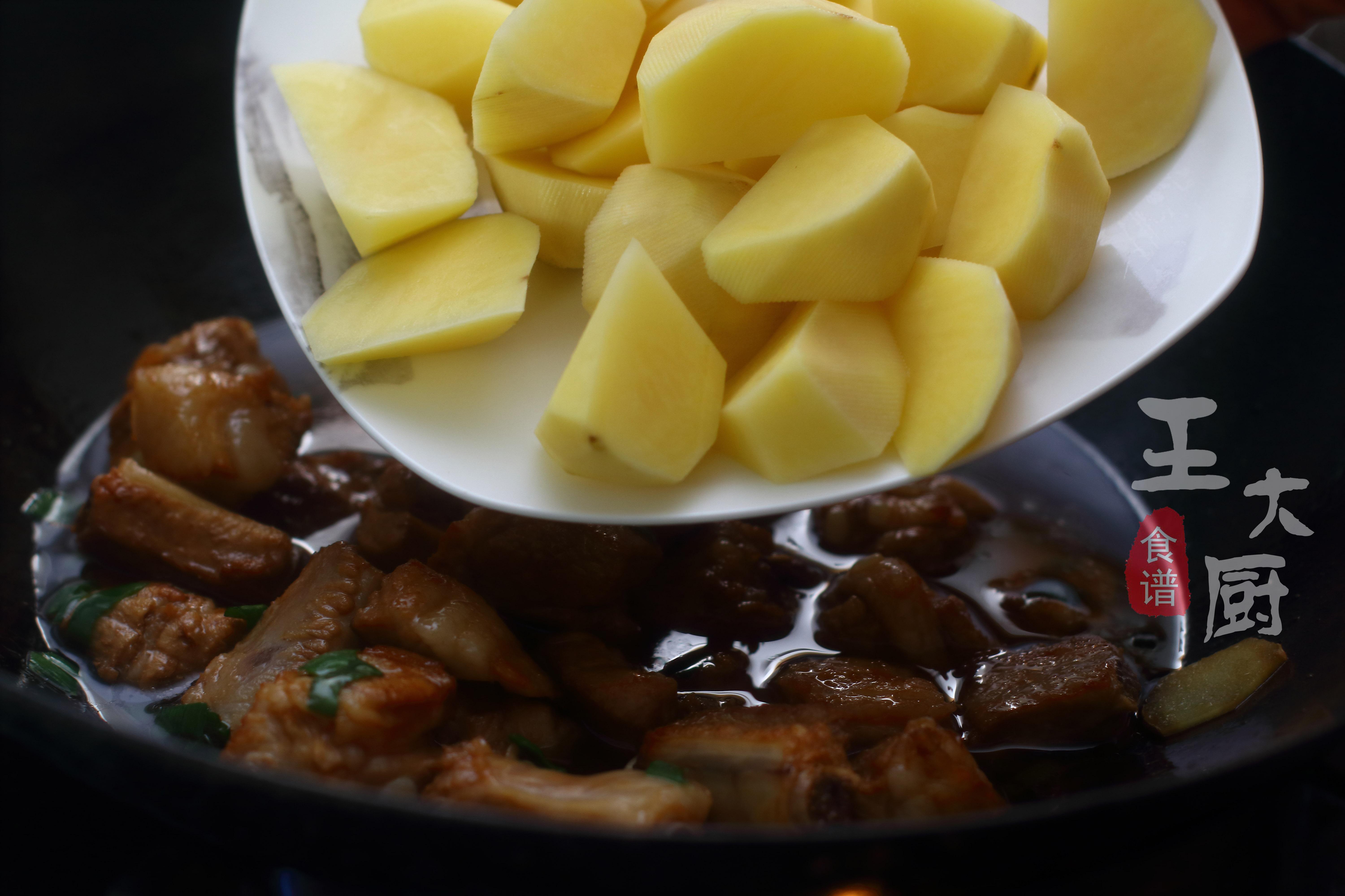 红烧排骨放土豆好吃还是不放好吃,红烧排骨的家常做法加土豆干香菇