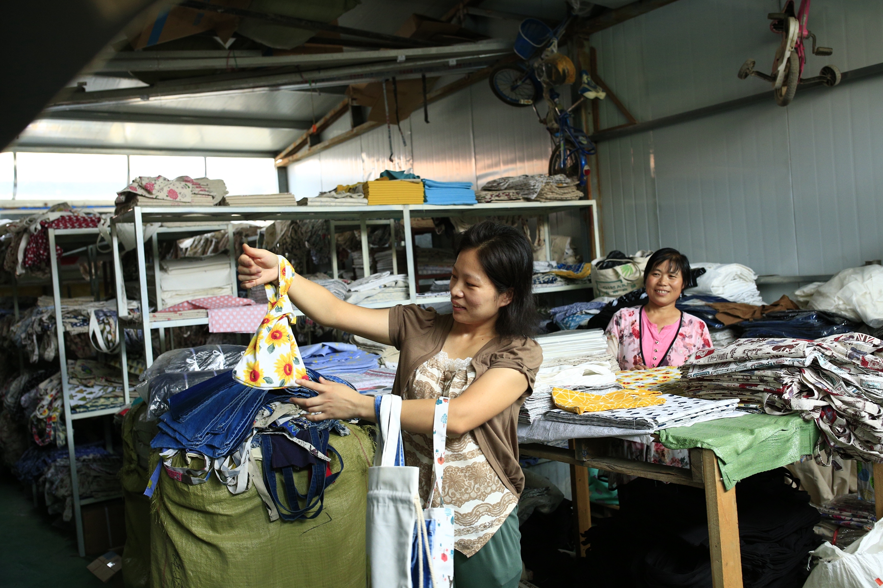 巾帼风采张素花：帆布包俏销海内外