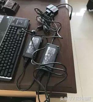 这台怪兽级笔记本，两张1080显卡，64GB内存，电费刷刷刷真心疼