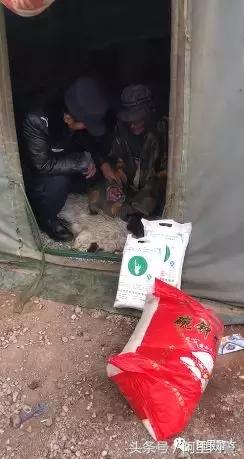 社区民警警民鱼水情,派出所民警慰问暖民心