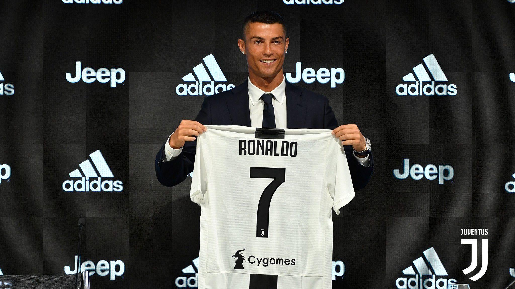 商量好的吗？梅西带着女王，C罗带着乔治娜，共赴伊比萨岛度假