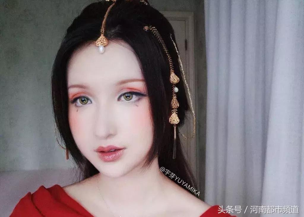 20岁美女卸妆秒变80岁大妈,27岁女孩化妆成大妈