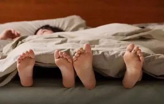 产后一年你们的夫妻关系怎么样了,产后要不要和老公分居两地