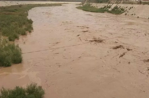 *徽警**照耀,送别英雄远行