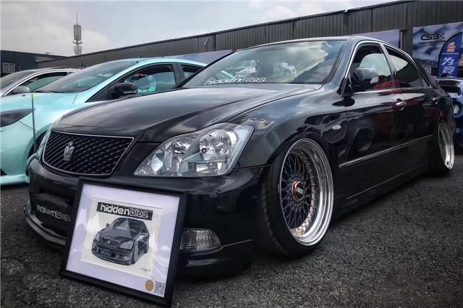 白外黑内反差强烈，为了成为VIP大佬车友竟将两部皇冠“合二为一”