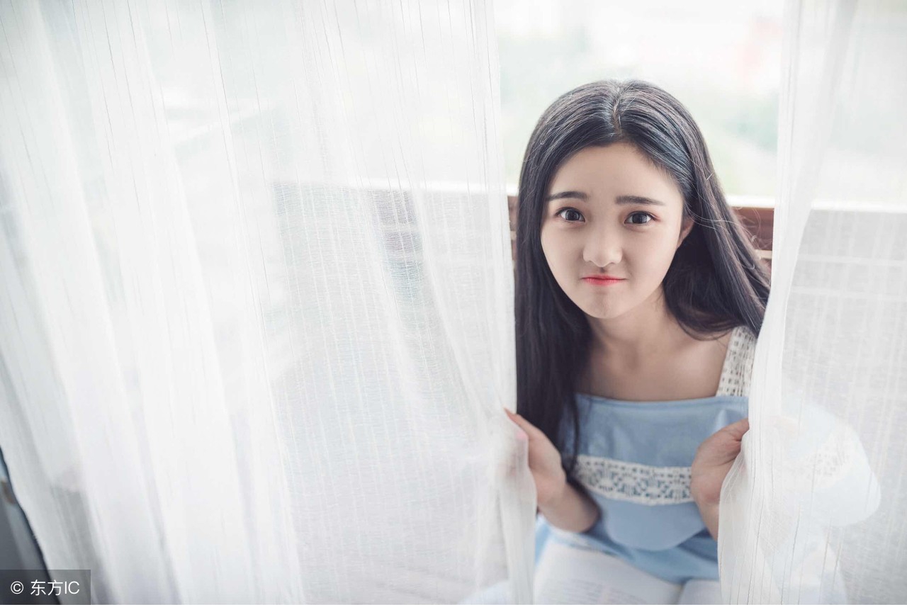 一脚踢在乔晚的肚子上，将乔晚踢出去很远：“别碰我，拿开，脏”