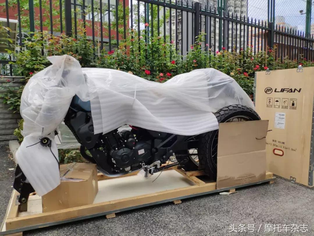 全车LED，仪表在油箱上，原厂钥匙竟然是开瓶器，力帆KPM200开箱