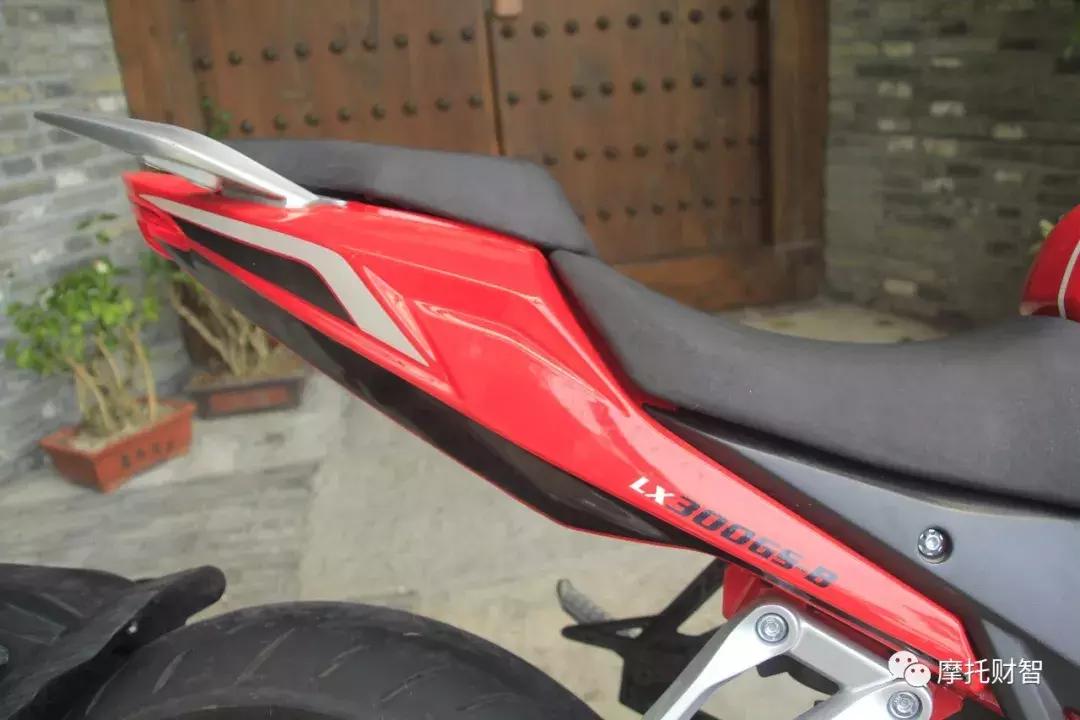 最新款隆鑫无极300rr,无极300rr19款和20款有什么区别吗