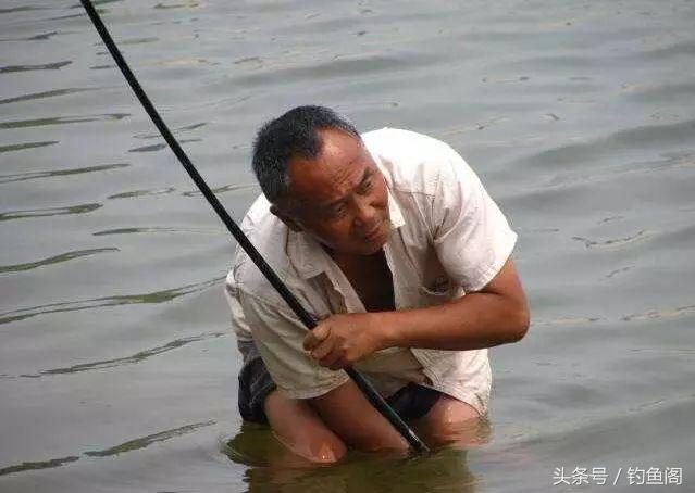 为什么鱼竿竿稍特别脆弱一掰就断,鱼竿19调28调哪个容易断竿子