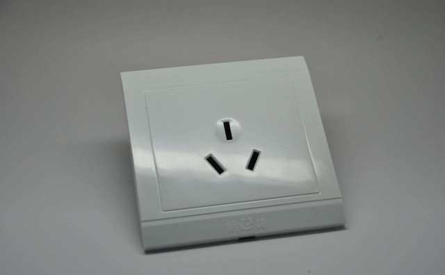 新电热水器插上电亮一下就灭了,电热水器插上插头会跳闸什么原因