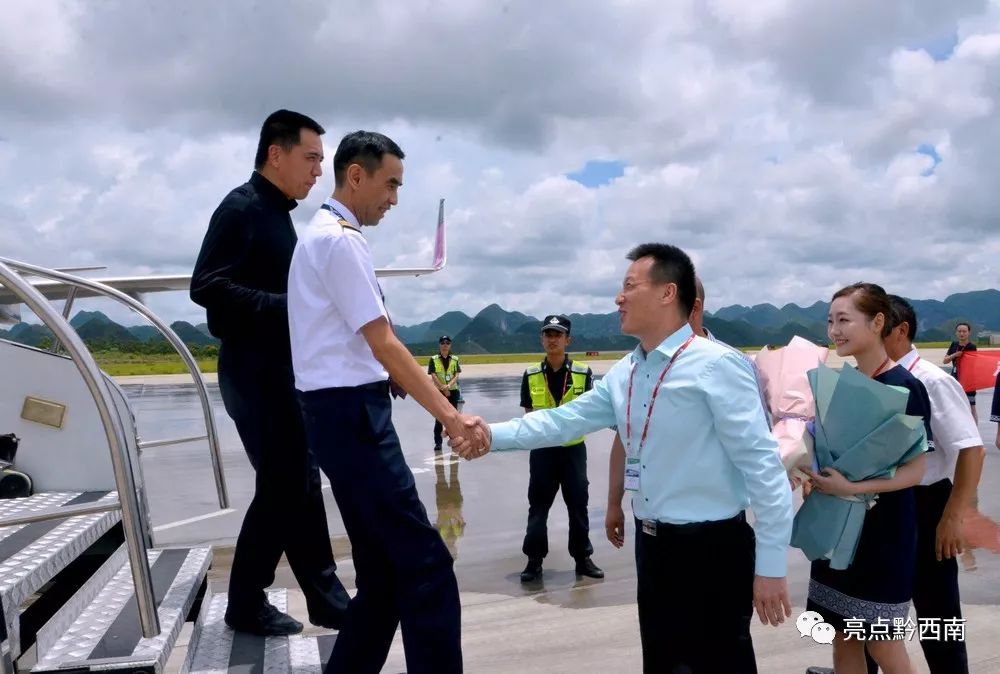 兴义万峰林飞机降落视频夜景,兴义万峰林机场飞机起飞视频