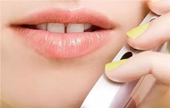 怎样有效缓解唇纹,唇纹怎样淡化手把手教你去唇纹