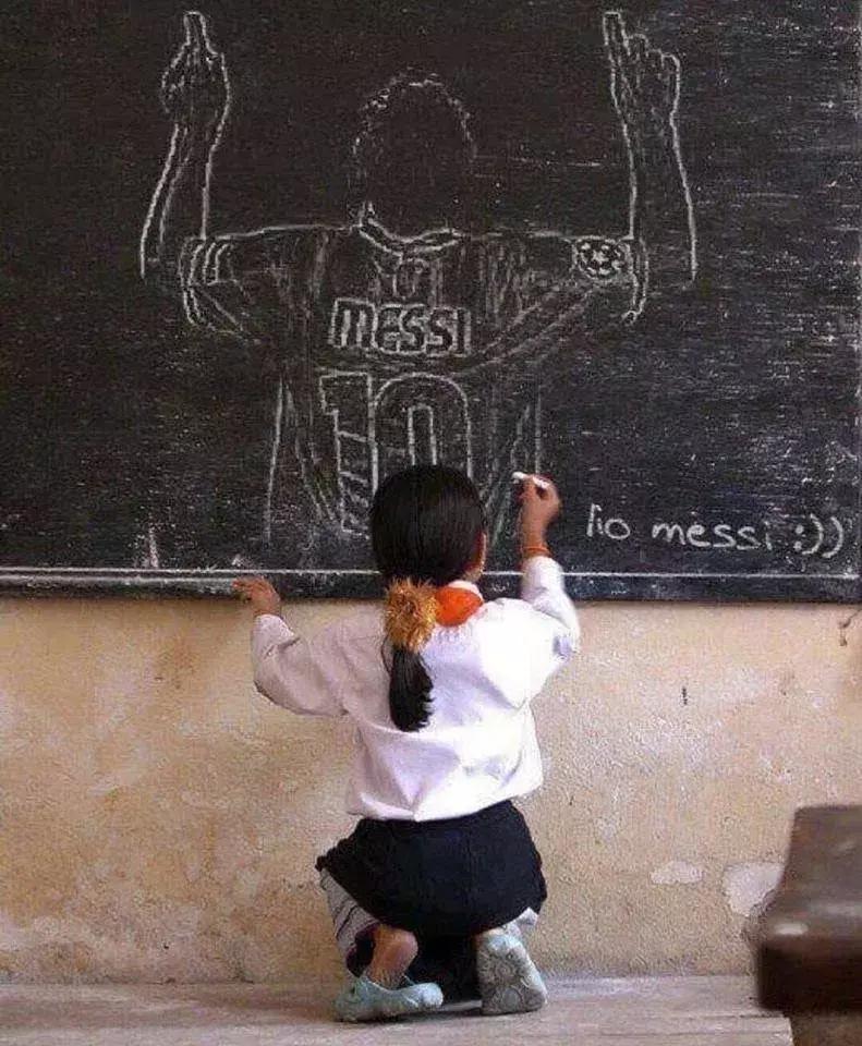 国外也有段子手：我教球王踢点球！