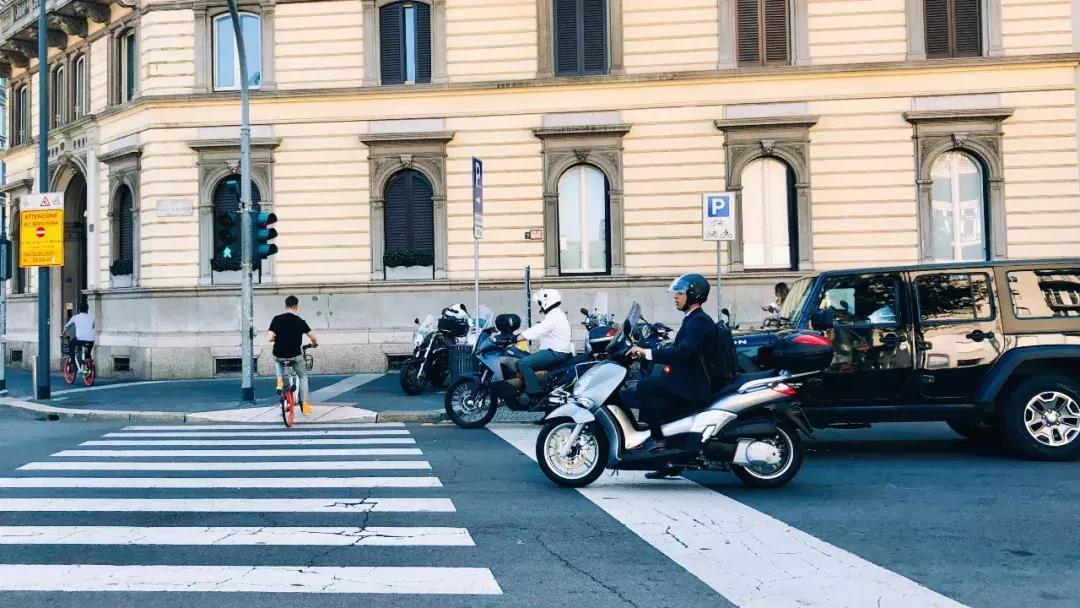 我坐着3万商务舱飞到欧洲开玛莎拉蒂，没想到美女这么多！