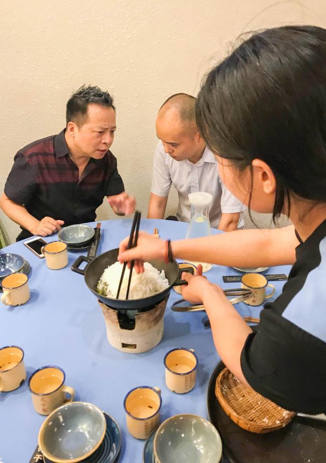 鎴愰兘80鍚庡皬浼欏紑闈㈤,鎴愰兘80鍚庡皬浼欑殑鐖嗙孩涔嬭矾