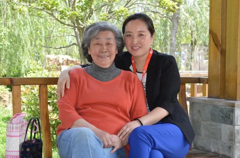 点赞最多的全网贴心小棉袄合集,八个女儿是八旬老人的贴心小棉袄