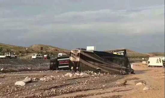 成龙救援房车视频,成龙房车被困泥石流