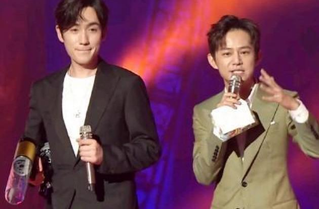 郑云龙朱一龙自拍,朱一龙九宫格自拍