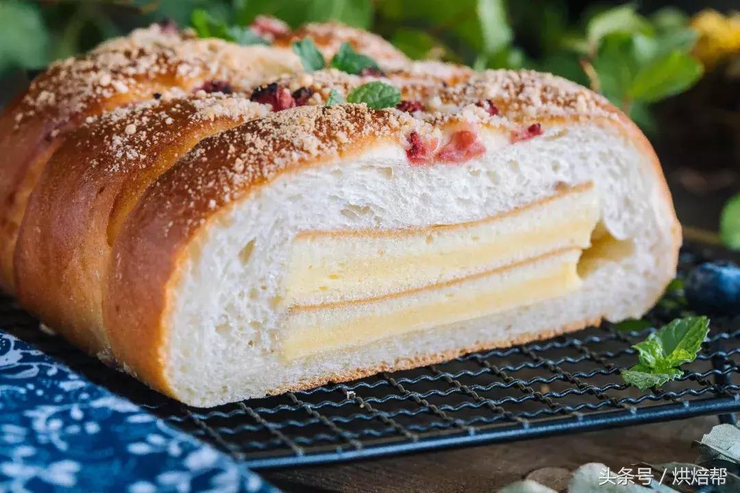 做出来的面包大部分都好看,这款面包真好吃做法简单造型别致