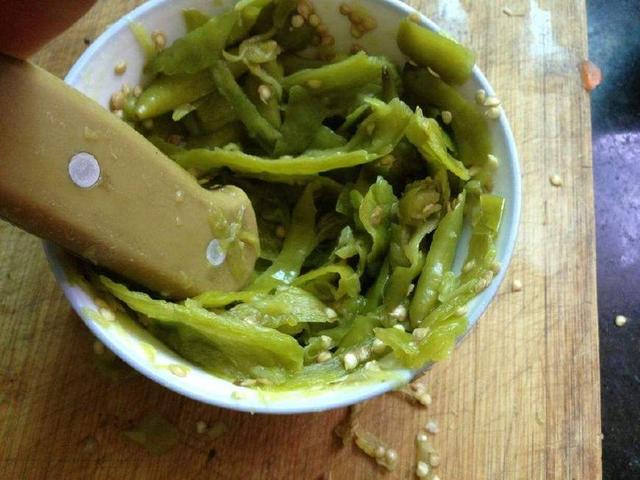 擂辣椒用火烧还是油煎,擂辣椒要放什么调料