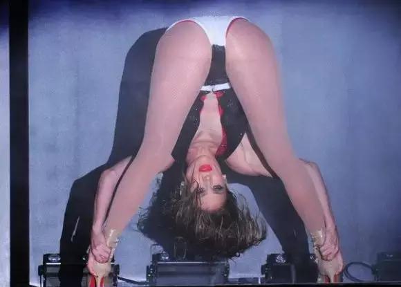 练就翘臀的正确姿势,男性超级简单的翘臀方法