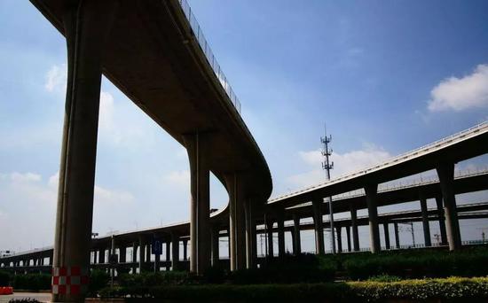 西虹市首富取景地都有哪些城市,西虹市首富体育场取景地在哪里