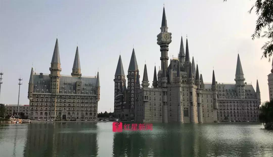 一边是亭台楼阁一边是“魔法学校”，这个“美术帝国”有点……