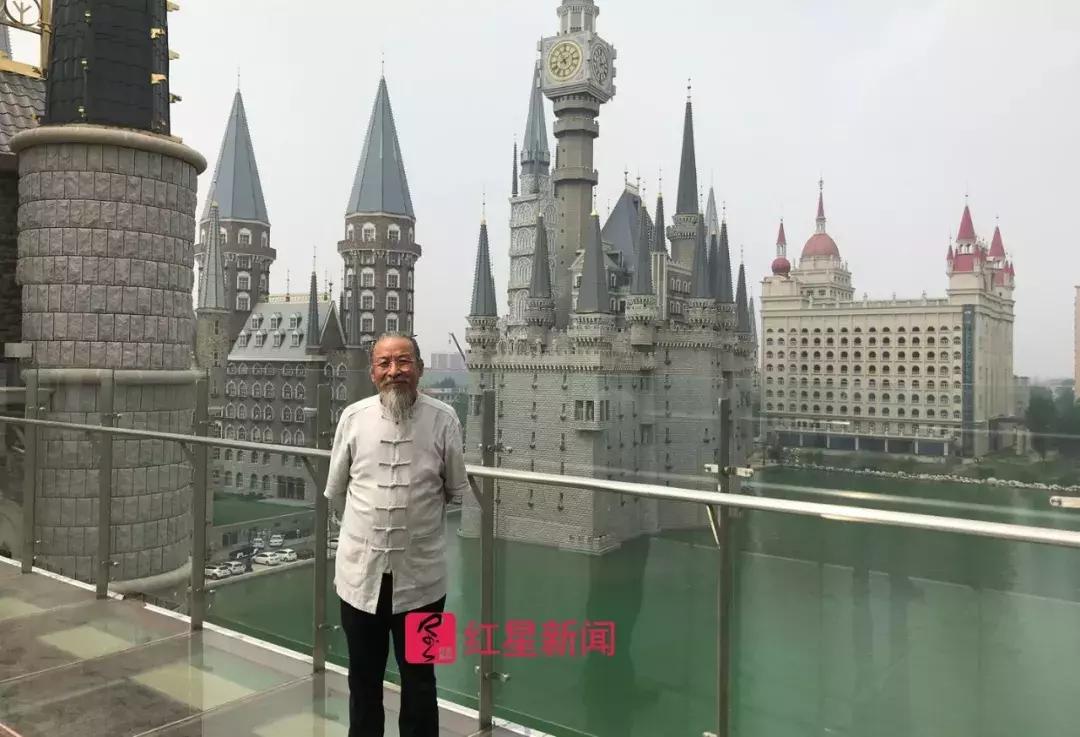 一边是亭台楼阁一边是“魔法学校”，这个“美术帝国”有点……