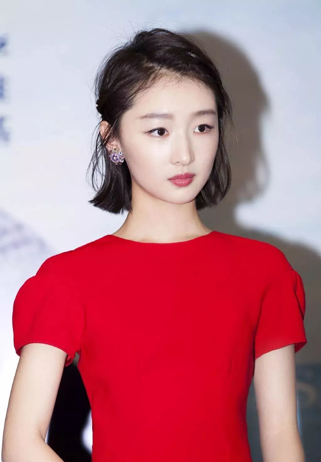 方便好看又无需打理的短发造型,给大家分享一款短发造型教程